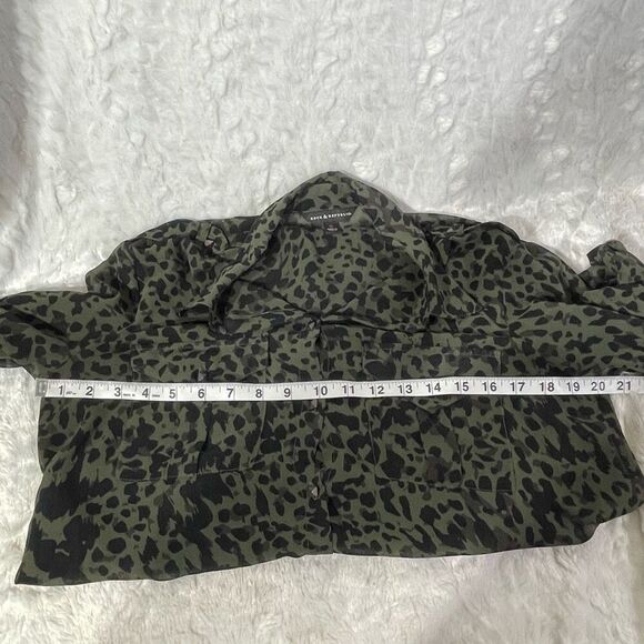 Rock and Republic Women's Button-up Animal Print Polyester Shirt Size M - Picture 7 of 15